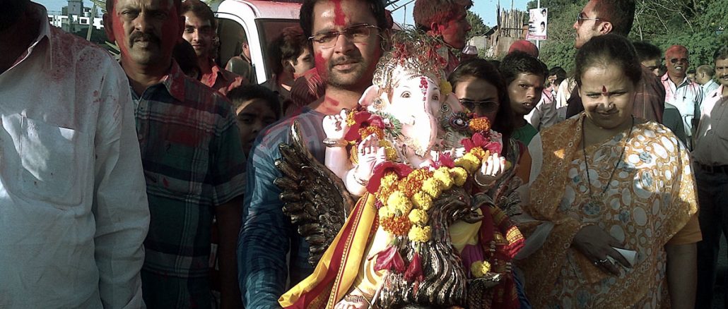 Sachiin Joshi carrying the Ganesh idol for immersion - Pic 2
